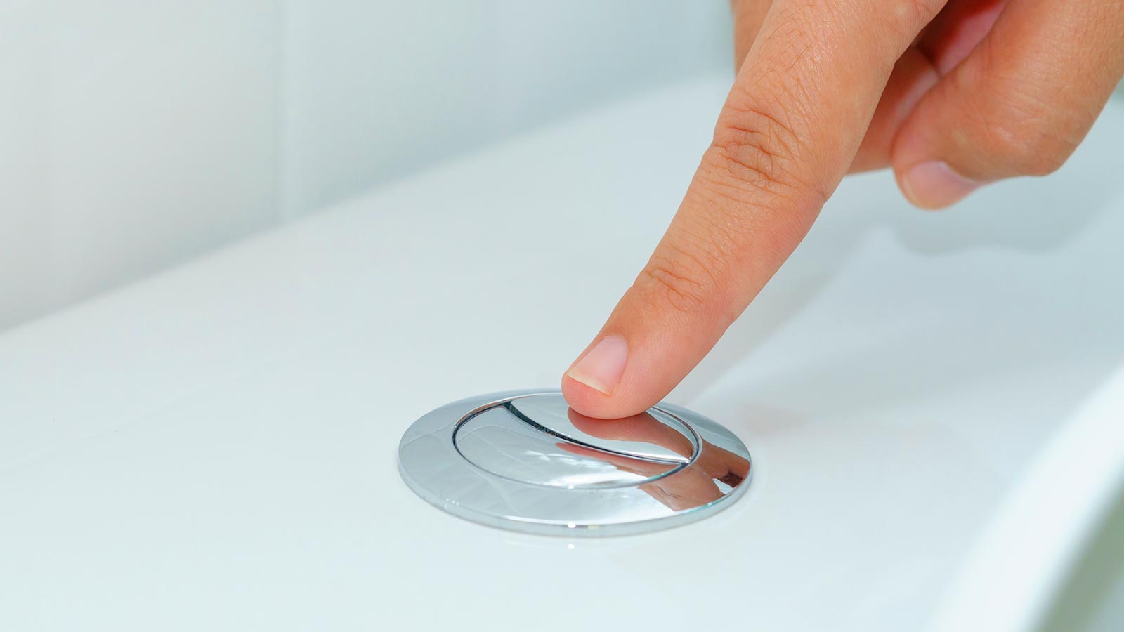 persona presionando descarga retrete